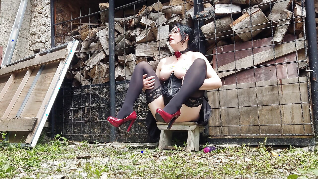 MILF Pees While Spreading Pussy