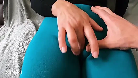 Мачеха моей подруги заставляет меня дотронуться до ее большой киски, и я кладу два пальца