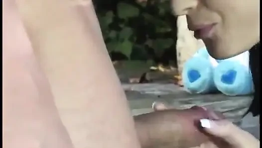 Brunette dengan mata imut memberikan kepala