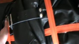 Sklavin mit dicken Strümpfen wird an einen Rollstuhl gefesselt