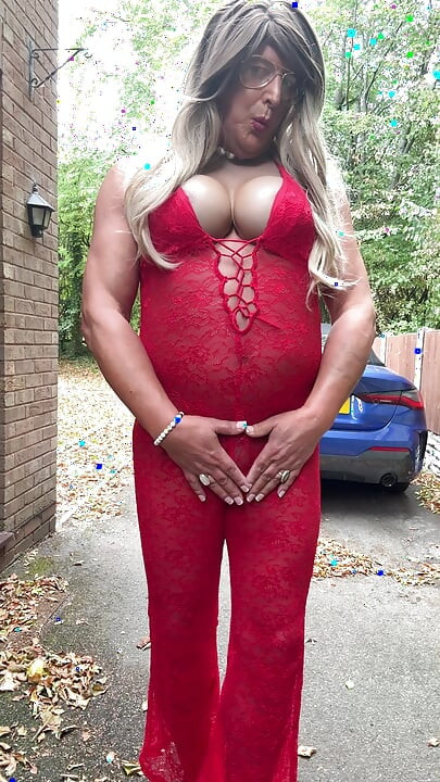Seksi transvestit kellycd2022 u seksi crvenom kombinezonu i štiklama