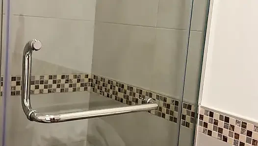 Meme uçları sabah erken saatlerde zaten çok sertleşmiş