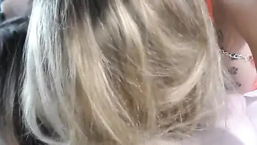 Cewek rambut pirang dan rambut cokelat ngocok kontol