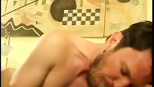 Biseksüel adam sert bir yarağı yalarken sarışın bebek onu arkadan sikiyor