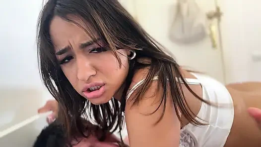 Тройничок в бассейне с пакистанкой и латиноамериканкой — Алия и Злоя Кукла