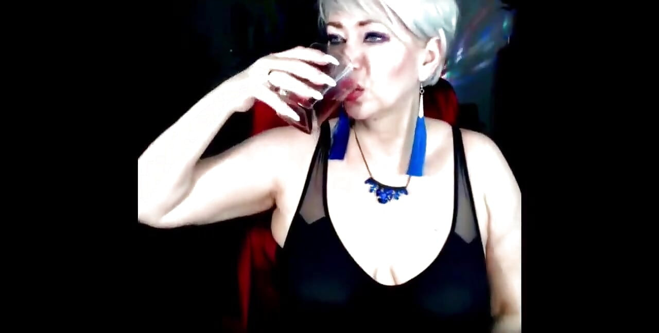 Soția mea este o curvă cool pe cameră web -12 milf sălbatică dansând cu țâțe mari goale