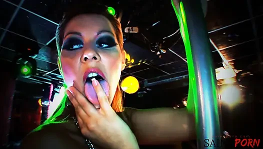 Cindy Hope spielt im dunkeln mit Dorina Gold