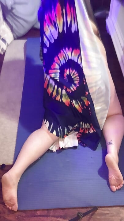 Cewek semok ini lagi asik mengintip yoga