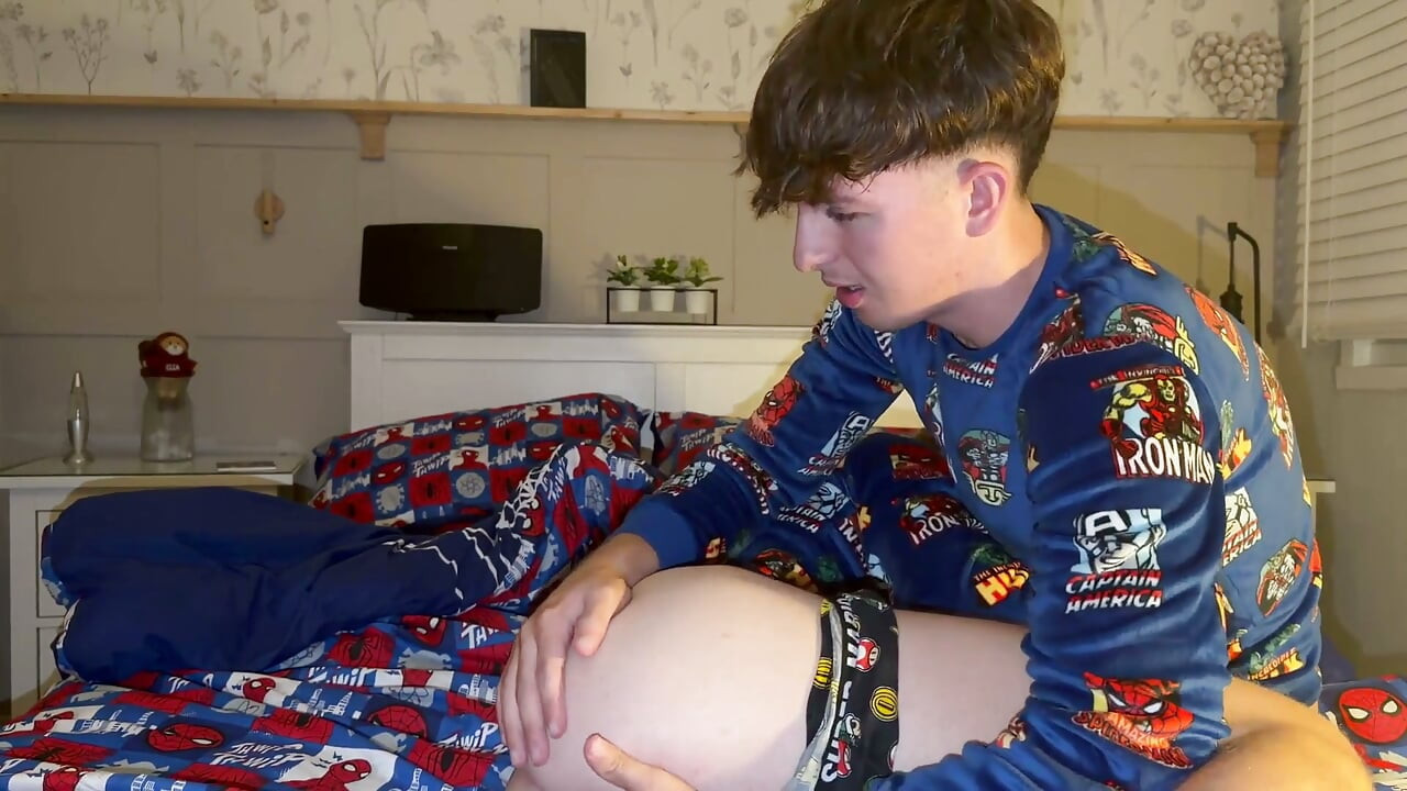 Twink pareja folla en la cama, luego corridas en solitario