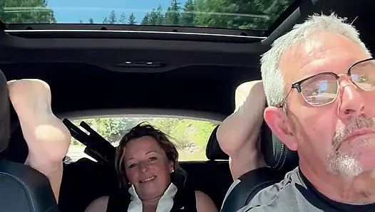 Ehefrau spielt mit ihrer muschi auf dem rücksitz, während Papi fährt, roadtrip