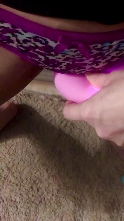 SEXY JOVEM ESPOSA FICA MOLHADA NA BUCETA ANTES DO MARIDO FODER SEU CÉREBRO