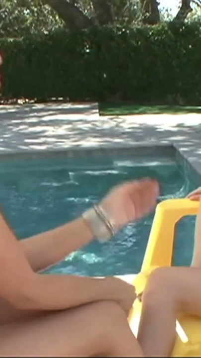 Hete studententieners twee blonde vriendinnen wilde en gekke lesbische seks | Clip 1