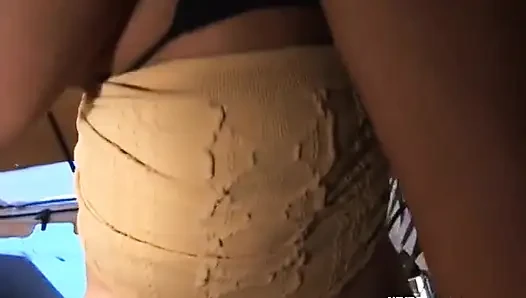 Brünette brünette MILF mit riesigen möpsen genießt es, einen großen schwanz zu lutschen
