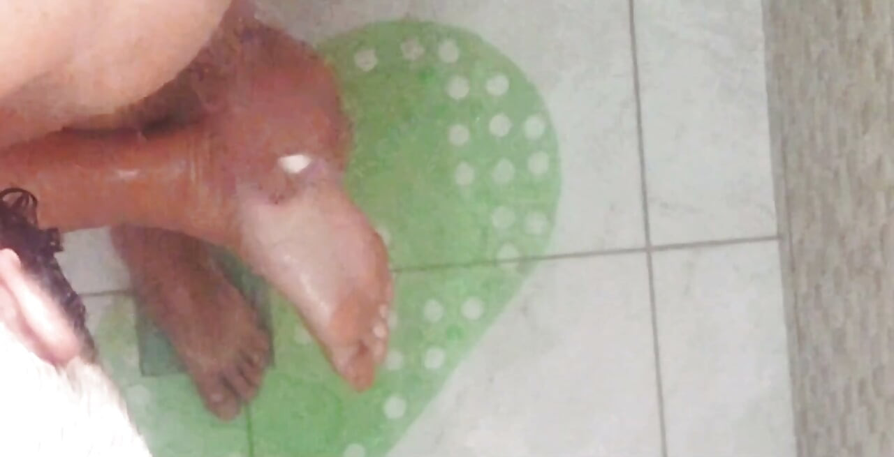 أقدام في الحمام