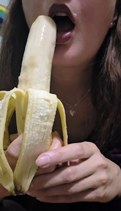 É assim que se chupa uma banana eroticamente🤭
