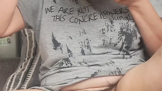Orta yaşlı seksi kadın bacakları açık yiyor