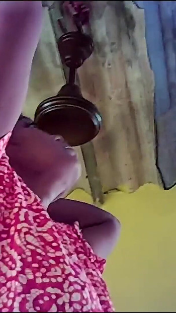 Detik penting dari "isteri rumah kampung India bercium suami"
