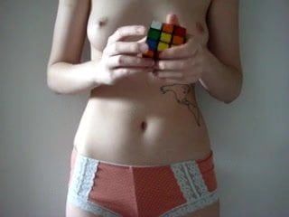 Amateur en topless resuelve el cubo de Rubik en poco más de 1 minuto