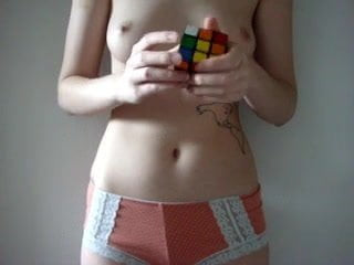 มือสมัครเล่นเปลือยโป๊เปลือยแก้ก้อน rubiks ในเวลาเพียง 1 นาที