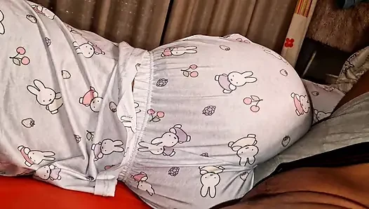 Adik tiri latinaku berbaring di ranjangku dan aku nggak bisa menahan kontolku untuk ngusap pantat bahenolnya