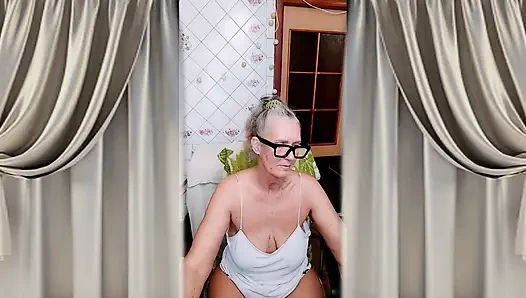 Heiße hausfrau in der küche in hauskleidung.