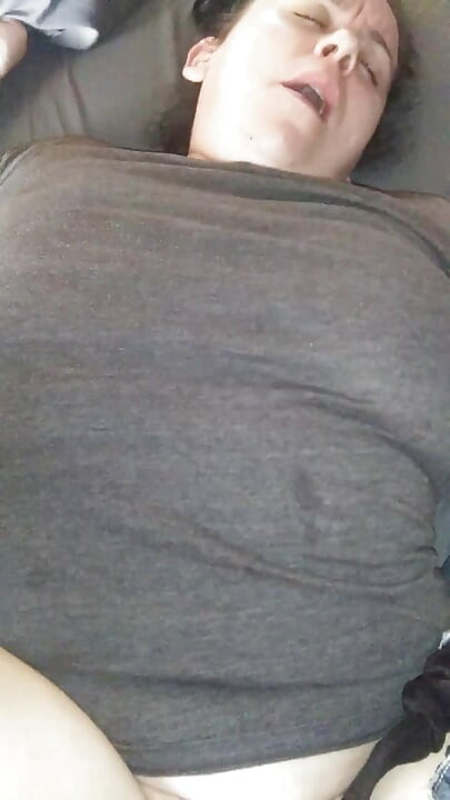 Mollige slet met grote tieten wordt hard geneukt door grote zwarte lul