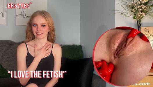 Ersties - śliczna blondynka z Teksasu bada jej fetysz lateksowy