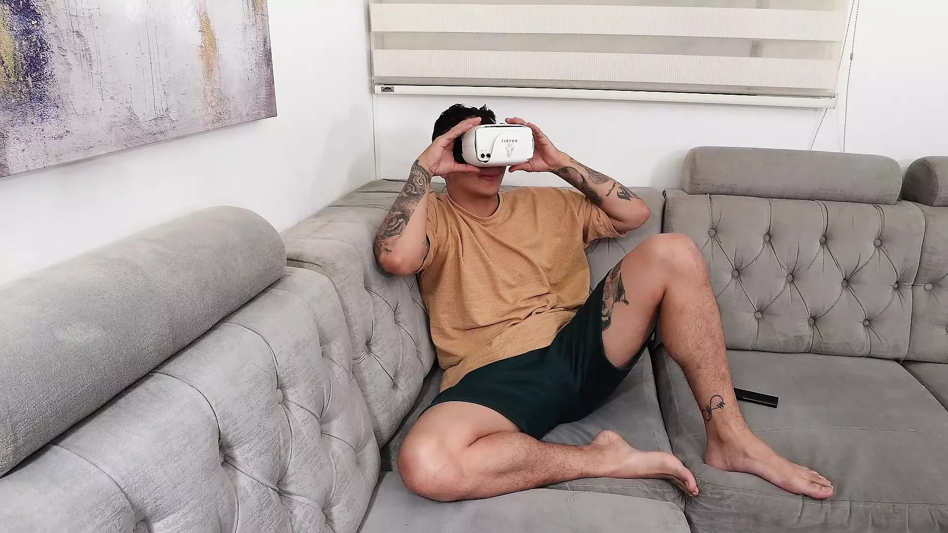 Eu estava assistindo vr pornô. e acabei fodendo minha verdadeira meia-irmã!