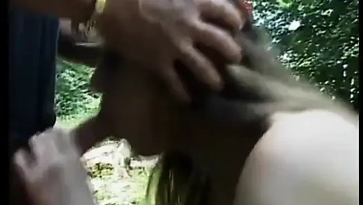 Remaja pelacur terangsang mengisap kontol dan menelan di luar