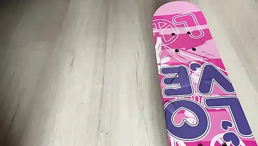 Kaykayıma işiyorum ve su birikintisini yakın gösteriyorum