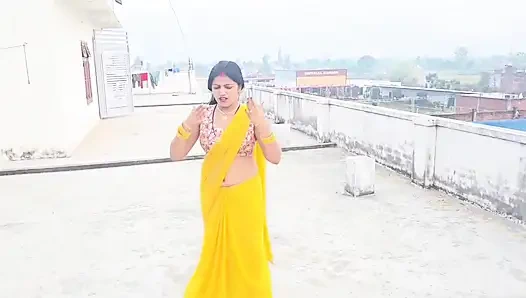 Сосед увидел Комаль, трахающей ее пальцами, схватил ее участок и вытащил ее под, затем помочился на ней