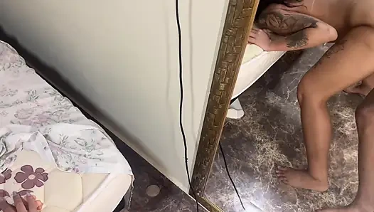 Kocası işe giderken genç evli kızı kürkten sikiyor.