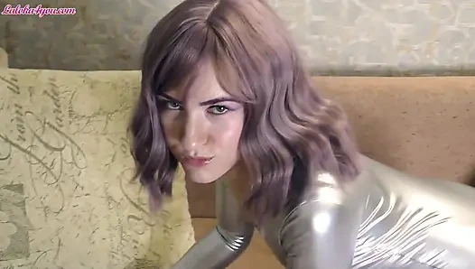 Sexy leidenschaft lutscht schnell einen riesigen schwanz und reitet ihn