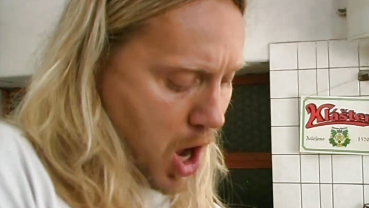 Di bawah apron tiada apa-apa: persetubuhan dubur di kaunter dapur