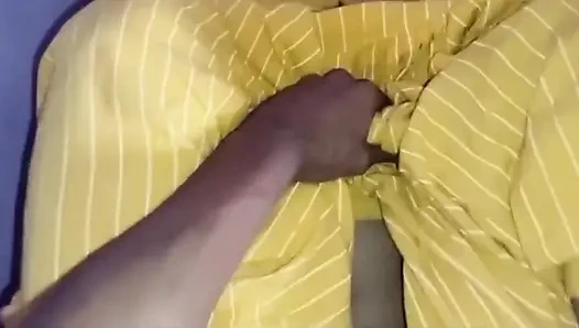 Gara-gara nggak ada orang di rumah, pertama kali aku ngentot memek adik tiriku