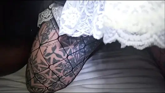 Pis hizmetçi büyük zenci yarağını sikiyor, emiyor, götünü yalıyor.