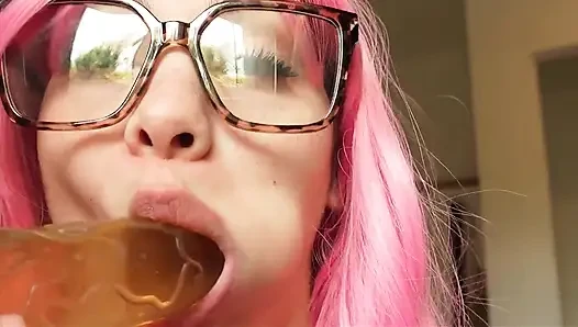 Aku bikin wajah konyolku lagi asik nyepong dan ngocok kontol kecilmu sambil nonton aku ngentot wajah ahegao dan ekspresi lucunya