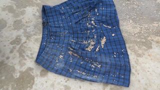 青いタータンチェックのスカートの濡れた土