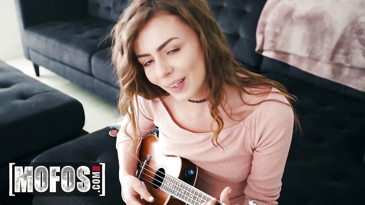 MOFOS - Brunette Cantik Alex Blake Memberi Pacarnya Tumpangan Paling Nikmat Setelah Blowjob Basah