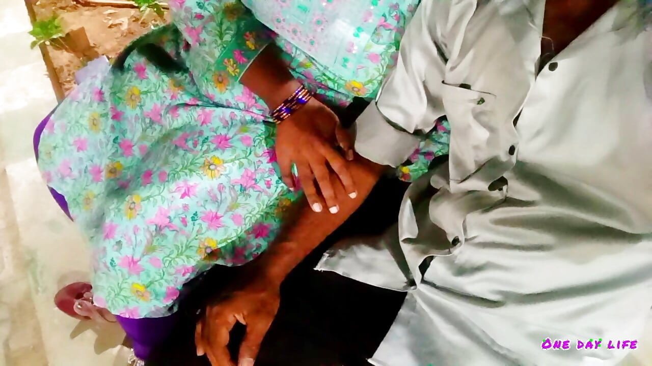 Tinejdžer pokušava da ima seks sa tamilskom udatom ženom koja uživa na igralištu