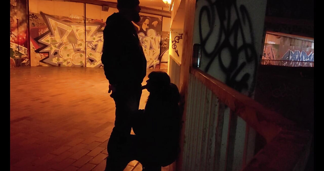 Con điếm xuống cấp trong nhà để xe