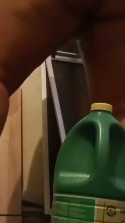 Cewek sange ini berusaha masukin pantatnya pakai botol raksasa | Klip 1
