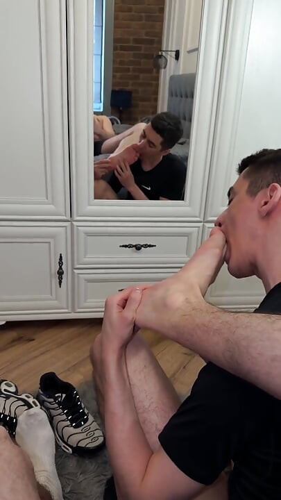 Oliendo zapatillas y calcetines, lame los pies y mete la polla en el culo