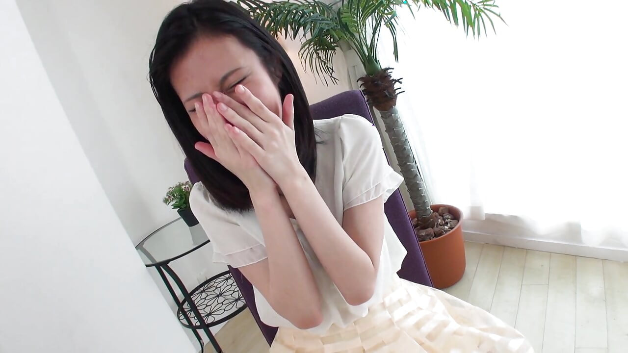 Si jalang Jepun dengan pepek berbulu disumbat keras dan dikeringkan dalam creampie besar-besaran