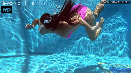 Jessica Lincoln em seu biquíni rosa na piscina