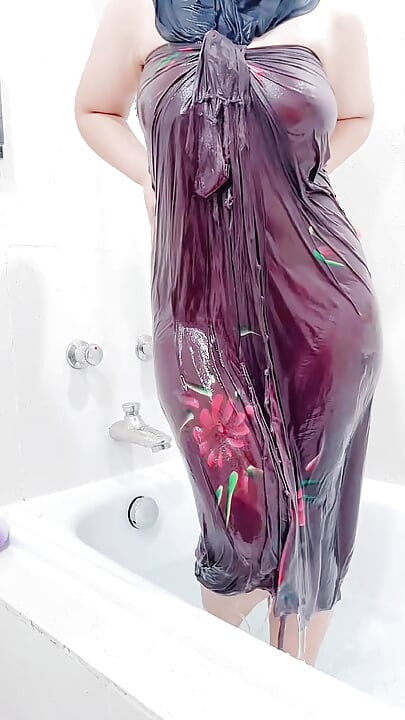 Veja a mulher grande tomando banho