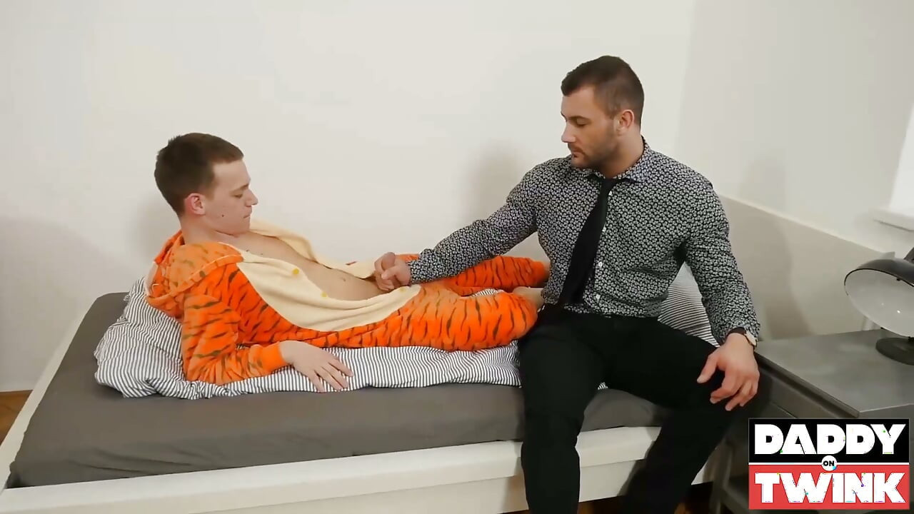 Daddyontwink stijlvolle stiefvader David Lee neemt zonder condoom stiefzoon Jacob Dolce
