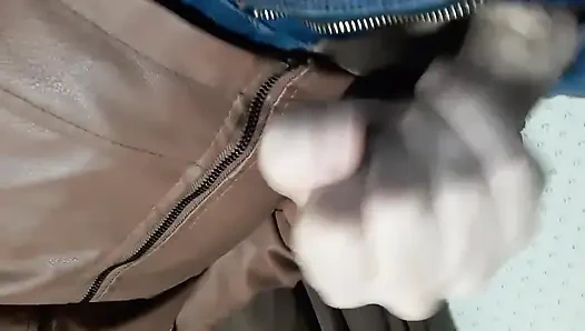 Deri ceketli ibne kenarda