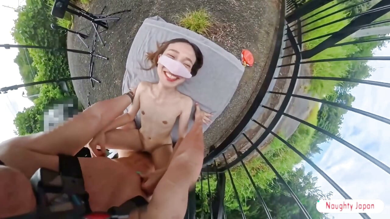 Une beauté époustouflante l’emmène à fond avec une scène orale dégoulinante avant deux creampies bruts intenses 1er