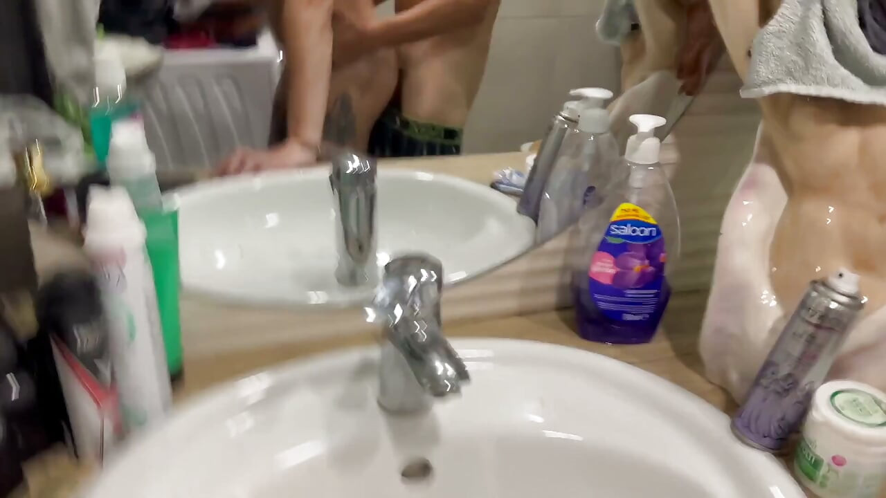 Neef neukt Twink hard en komt in zijn mond
